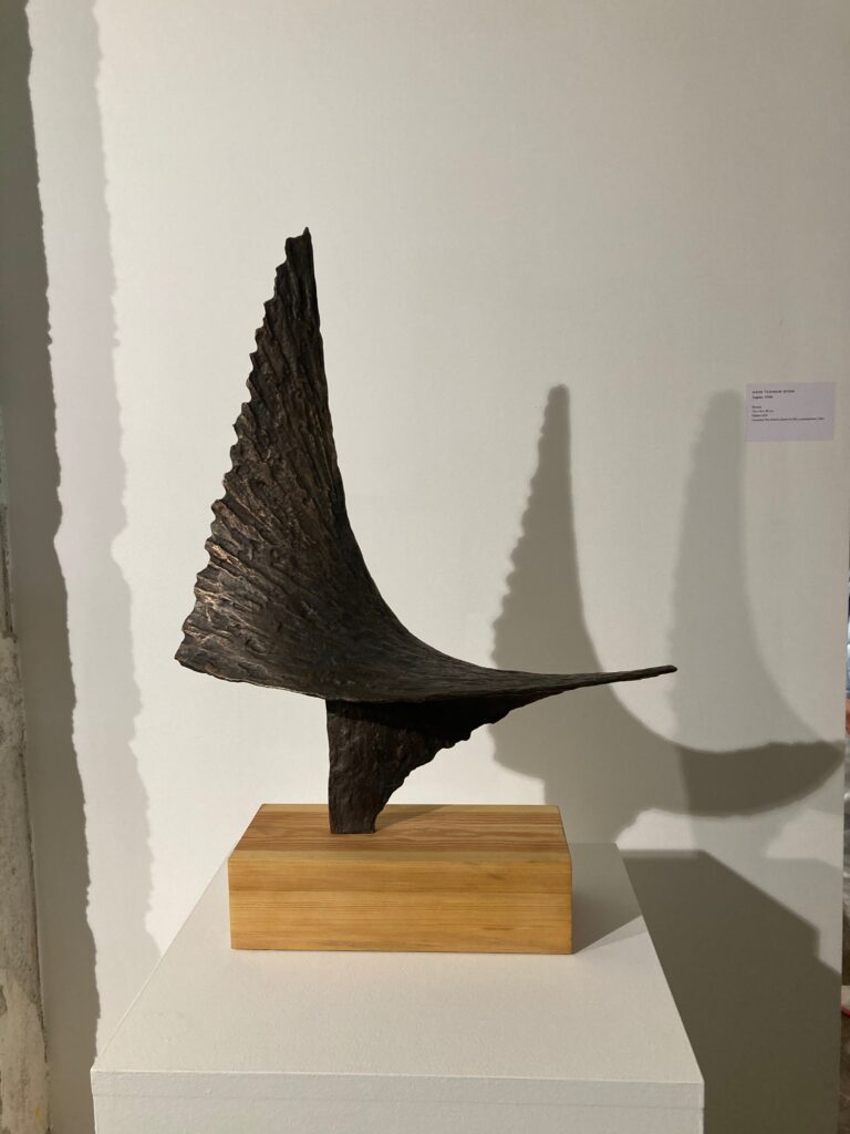 Aase texmon Rygh - Fugato - fuglelignende skulptur innkjøpt av Moss kommune. Aase Texmon Rygh er en norsk billedhogger som regn.es som en av pionerene for etterkrigstidens modernistiske kunst i Norge.