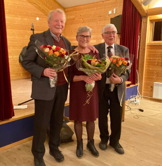 Ære, ros og blomster til "de tre store" i Nittedal Kunstforening - Harald, Anne og Sverre